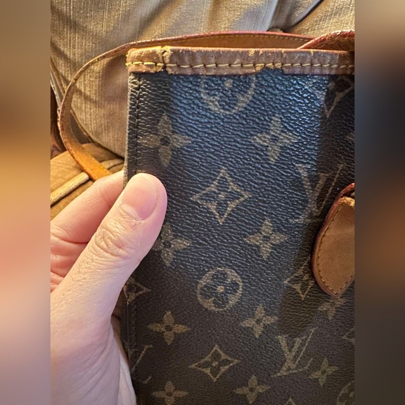 LOUIS VUITTON Bucket PM Monogram Canvas Shoulder Bag - Picture 5 of 14